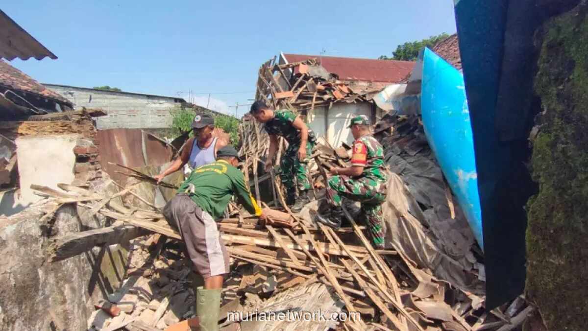Atap Rumah Warga Kediri Ambruk Diterpa Hujan, Tak Ada Korban Jiwa