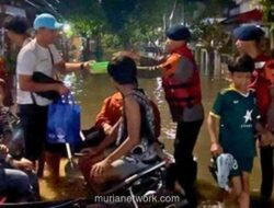 Banjir 80 Sentimeter Rendam Perumahan di Pamulang, Warga Dievakuasi Tim SAR