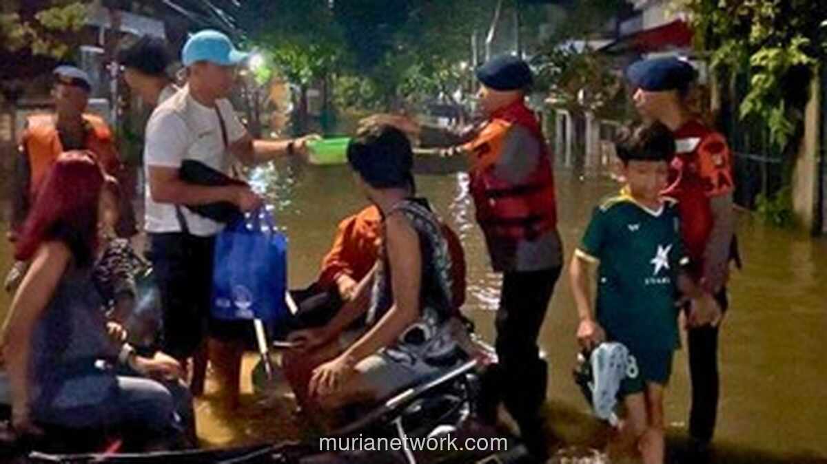 Banjir 80 Sentimeter Rendam Perumahan di Pamulang, Warga Dievakuasi Tim SAR