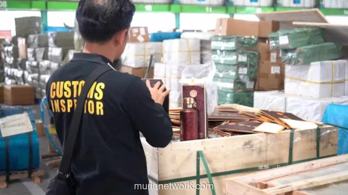 Bea Cukai Tanjung Perak Temukan Miras dan Sparepart Ilegal di Impor China