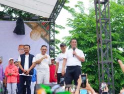 Mentan Amran Sulaiman Beri Modal Rp20 Juta ke Ibu Penjual Kerupuk di Watampone