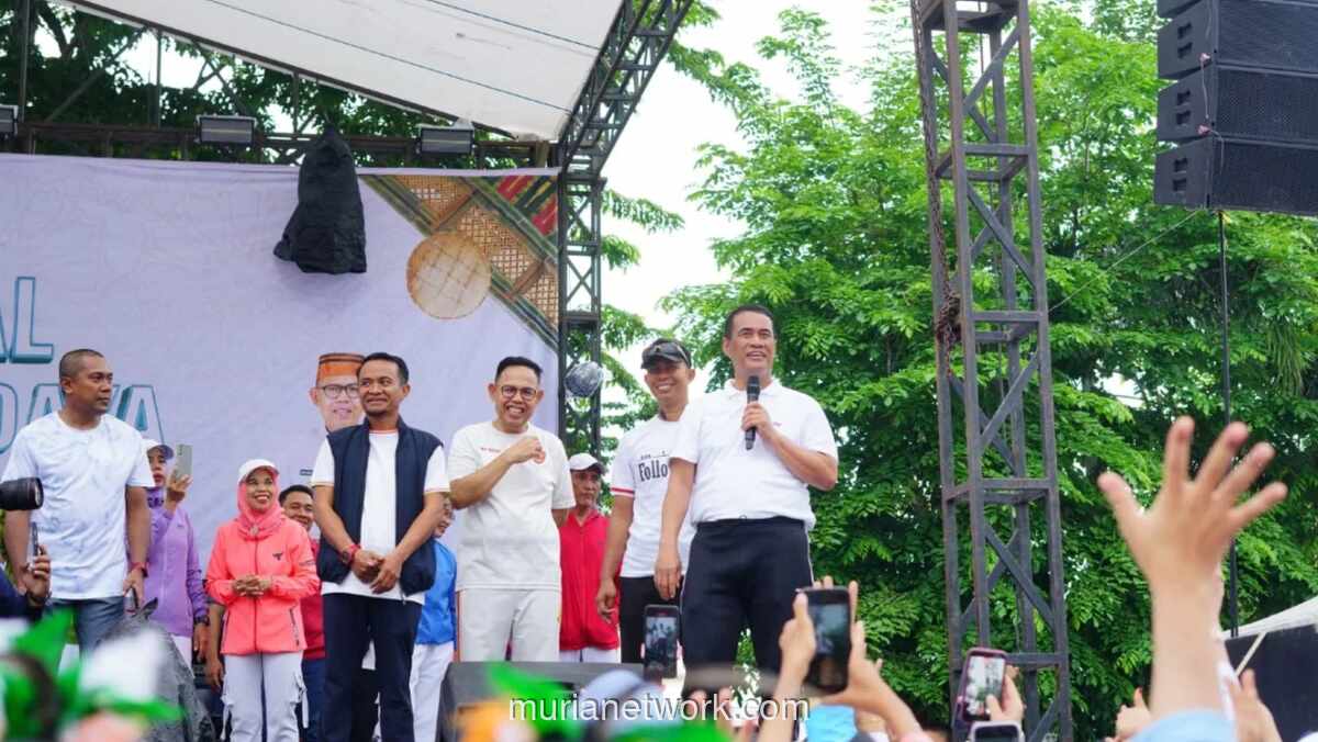 Mentan Amran Sulaiman Beri Modal Rp20 Juta ke Ibu Penjual Kerupuk di Watampone