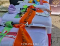 Calon Haji Pacitan Hias Koper dengan Pita dan Stiker Demi Mudah Dikenali di Tanah Suci