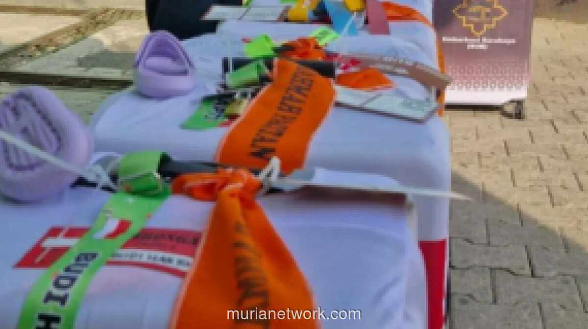 Calon Haji Pacitan Hias Koper dengan Pita dan Stiker Demi Mudah Dikenali di Tanah Suci