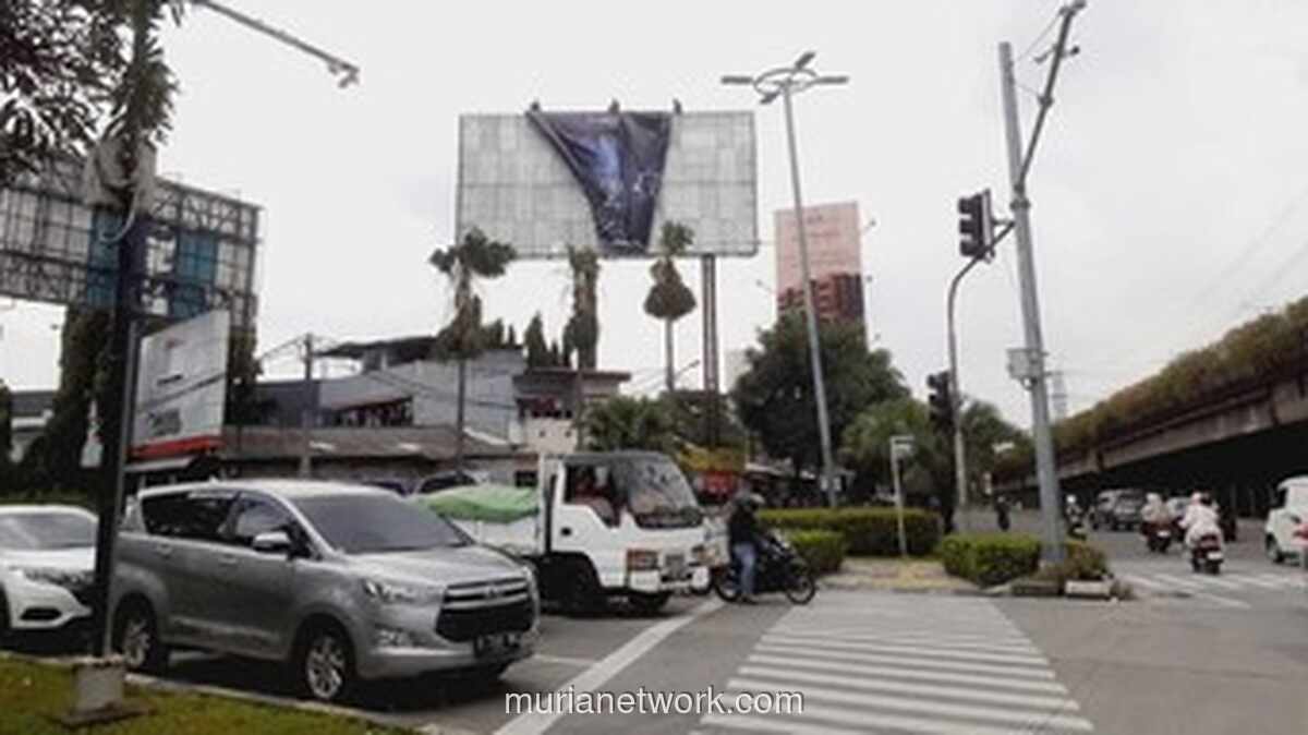 Satpol PP Turunkan Baliho Aku Harus Mati di Jakarta Usai Protes Warga