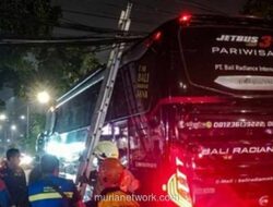 Tiang Kabel Optik Ambruk di Mangga Besar, Lalu Lintas Terganggu