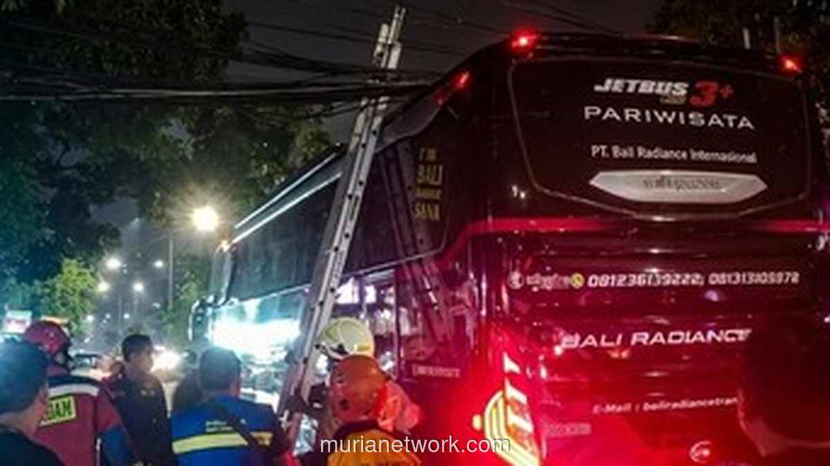 Tiang Kabel Optik Ambruk di Mangga Besar, Lalu Lintas Terganggu