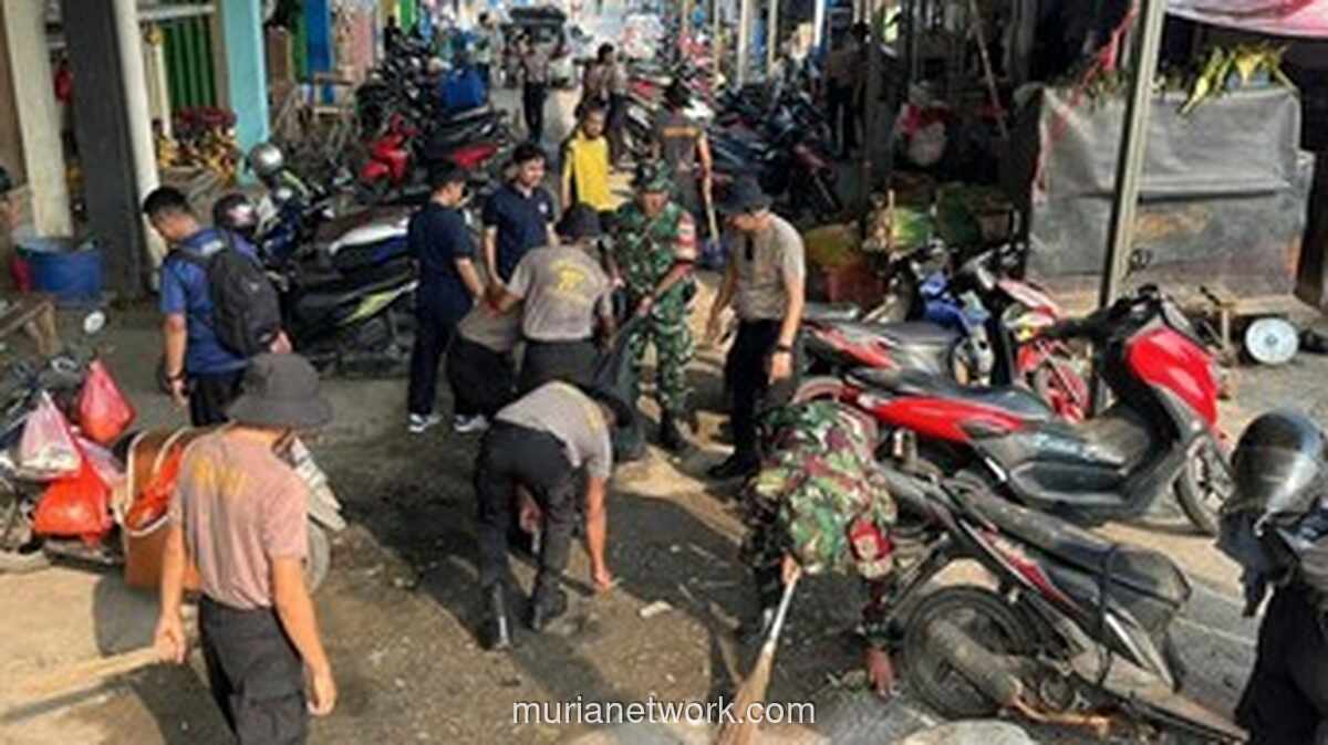 Brimob Polda Metro Jaya Bersihkan Pasar Tegal Danas, Padukan Tugas Keamanan dengan Aksi Sosial