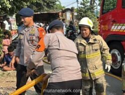 Brimob dan Damkar Padamkan Sisa Api di Rumah Sekaligus Warung Kopi yang Terbakar di Jatinegara Kaum