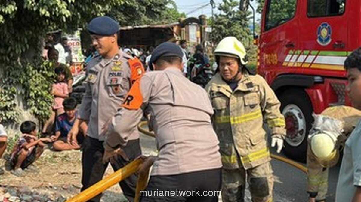 Brimob dan Damkar Padamkan Sisa Api di Rumah Sekaligus Warung Kopi yang Terbakar di Jatinegara Kaum