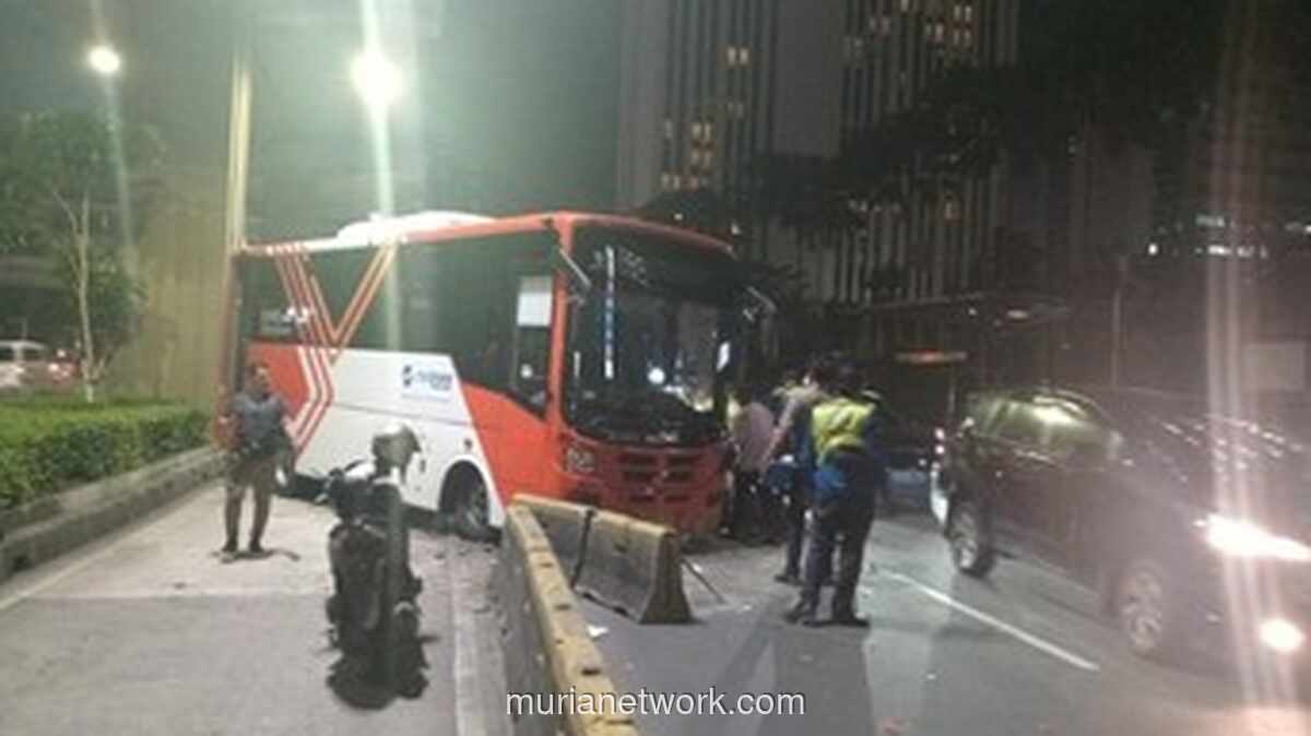 Bus TransJakarta Tabrak Separator di Rasuna Said, Tak Ada Korban Jiwa