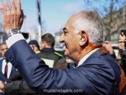 Pria Tak Dikenal Siram Cairan Merah ke Reza Pahlavi saat Acara di Berlin