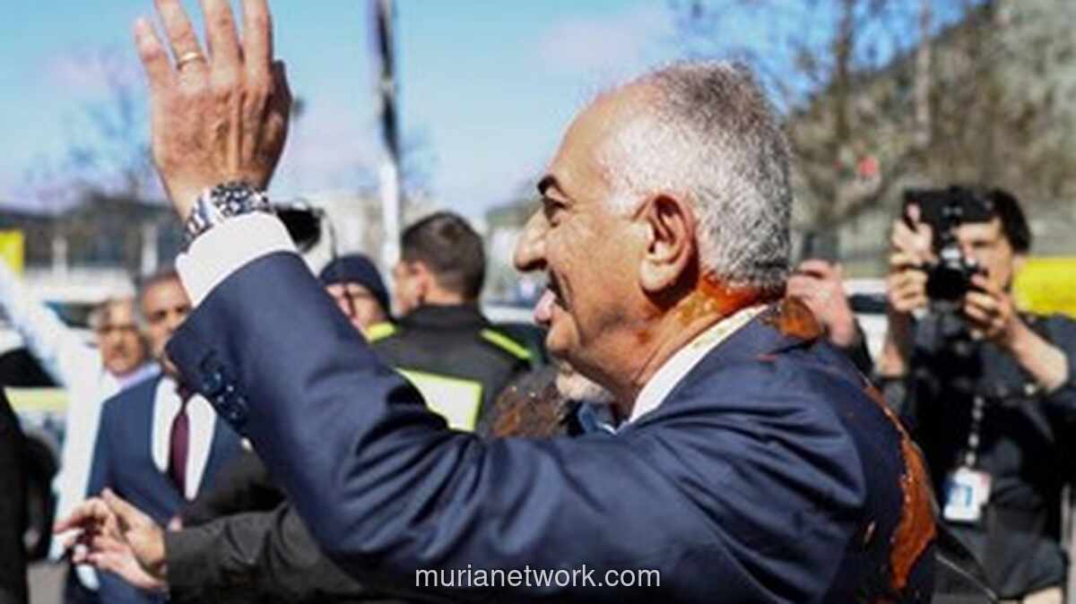 Pria Tak Dikenal Siram Cairan Merah ke Reza Pahlavi saat Acara di Berlin