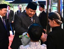 Dua Bocah Berblangkon Deg-degan Saat Serahkan Bunga untuk Presiden Prabowo di Seoul