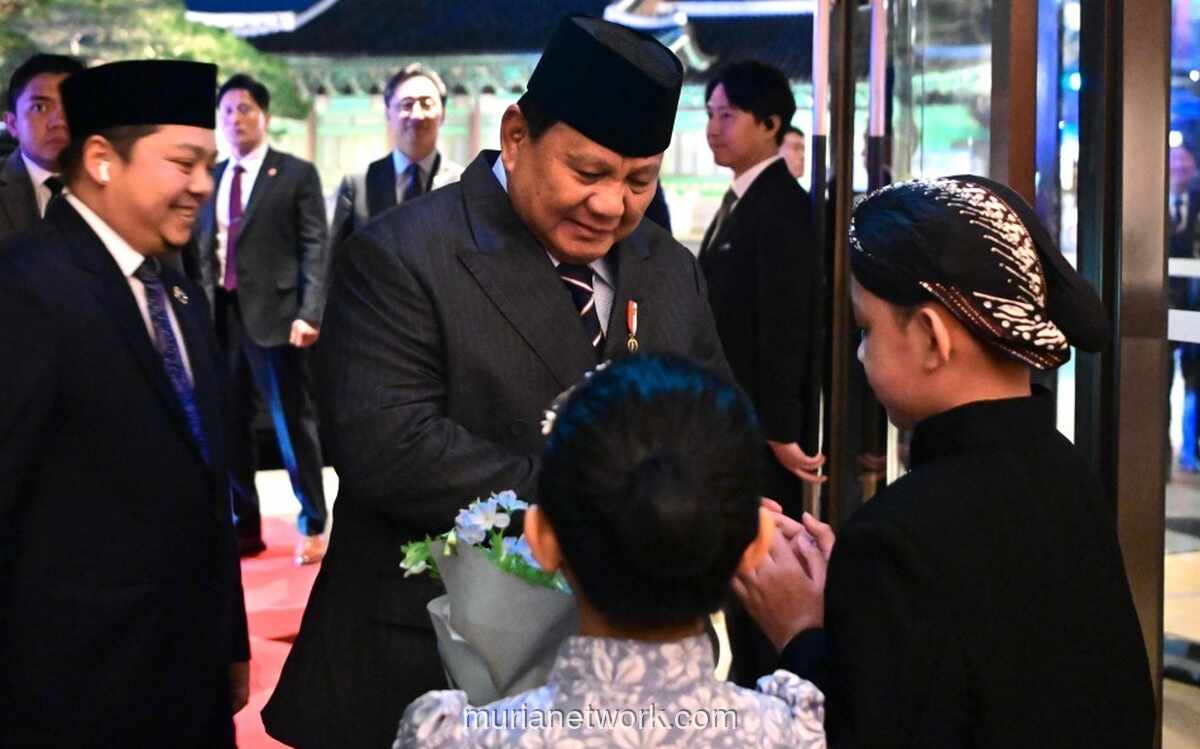 Dua Bocah Berblangkon Deg-degan Saat Serahkan Bunga untuk Presiden Prabowo di Seoul