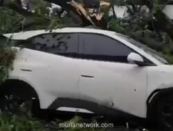 Angin Kencang dan Hujan Deras Rusak Rumah, Kendaraan, dan Sekolah di Bogor