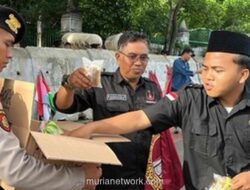 Polisi Bagikan Roti dan Air Mineral ke Peserta Unjuk Rasa di Monas