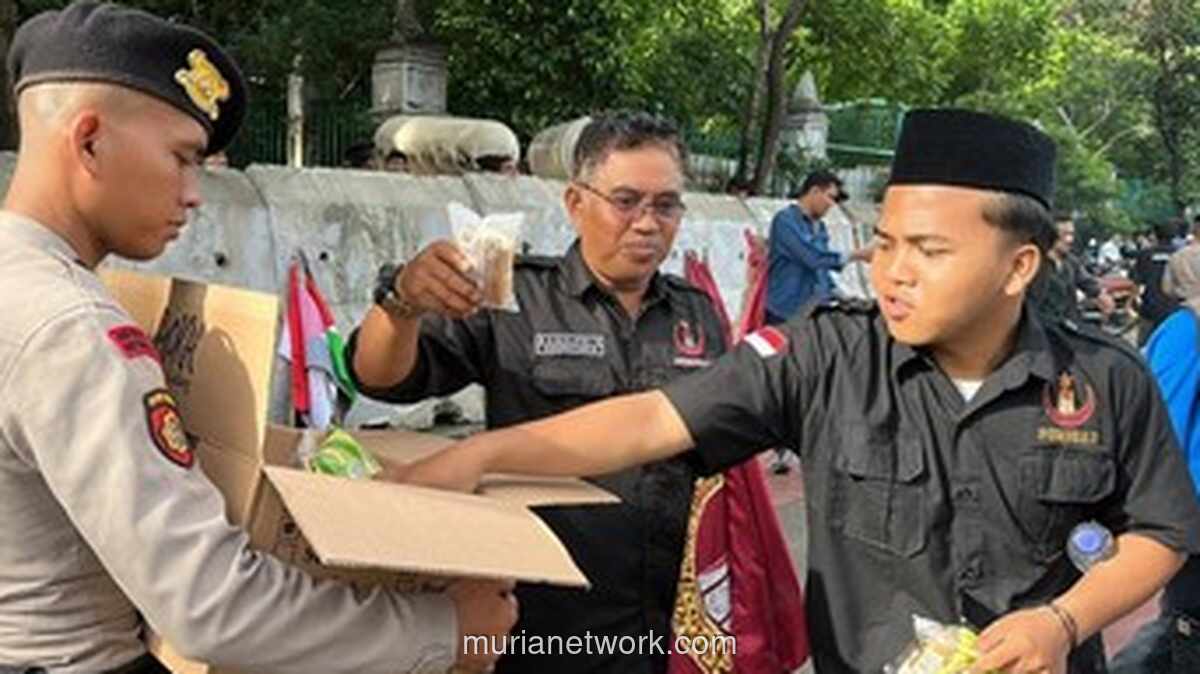 Polisi Bagikan Roti dan Air Mineral ke Peserta Unjuk Rasa di Monas