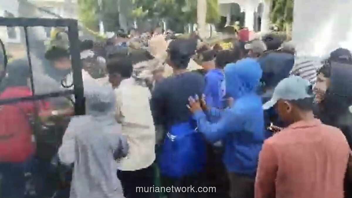 Ratusan Warga Takalar Rusak Pagar Kantor Bupati, Tolak Pembangunan Kawasan Industri Laikang