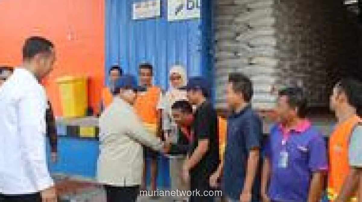 Prabowo Sidak Gudang Bulog Magelang, Cek Stok dan Berbaur dengan Karyawan
