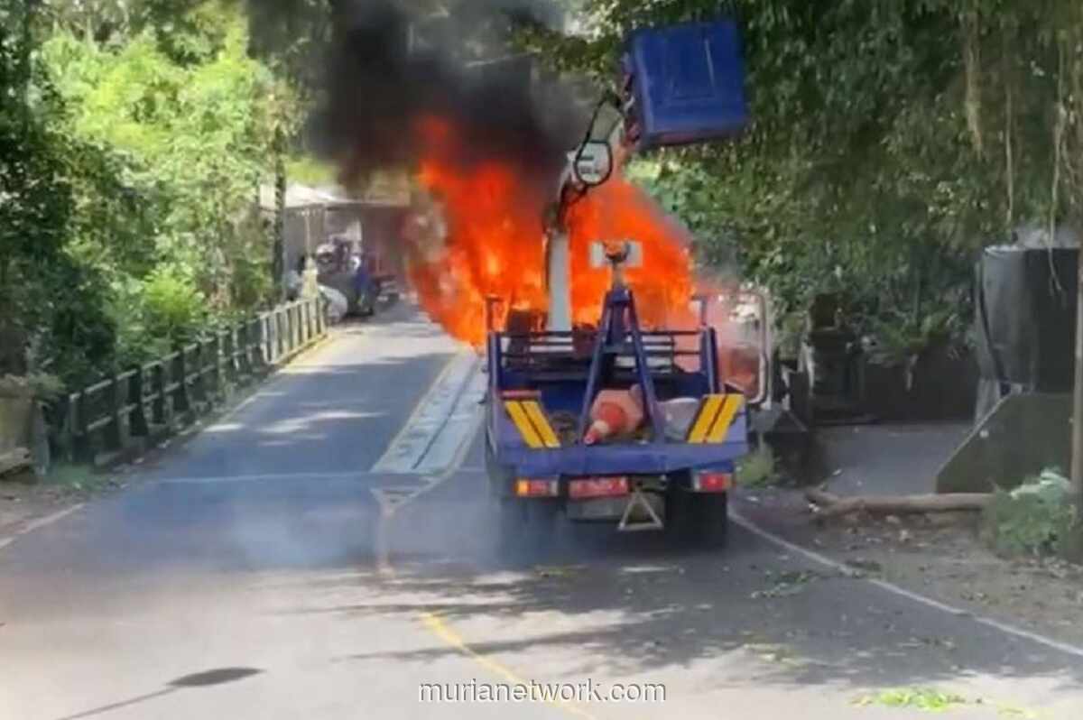 Truk Skylift Dinas Perhubungan Gianyar Hangus Terbakar Diduga Akibat Korsleting