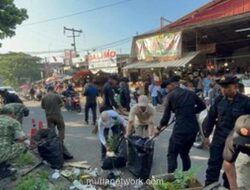 Brimob Polda Metro Jaya Bersihkan Pasar Ciputat dan Saluran Air untuk Cegah Genangan