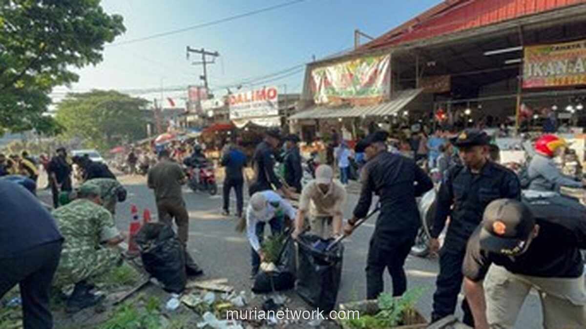 Brimob Polda Metro Jaya Bersihkan Pasar Ciputat dan Saluran Air untuk Cegah Genangan