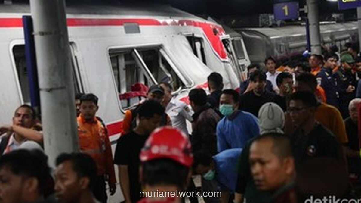 Tiga Tewas dalam Tabrakan Kereta Api dan KRL di Stasiun Bekasi Timur, Evakuasi Korban Terjepit Masih Berlangsung