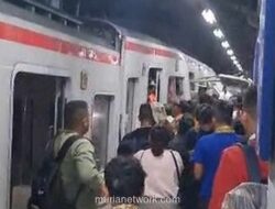 Kereta Jarak Jauh Tabrak KRL di Stasiun Bekasi Timur, Puluhan Penumpang Terluka