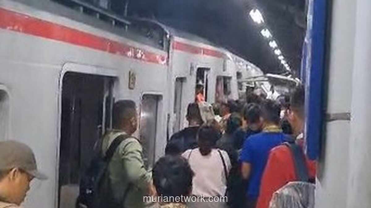 Kereta Jarak Jauh Tabrak KRL di Stasiun Bekasi Timur, Puluhan Penumpang Terluka