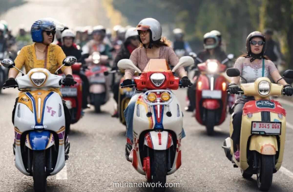 Lebih dari 150 Perempuan Pengendara Motor Rayakan Hari Kartini dengan Konvoi Kebaya di Bandung