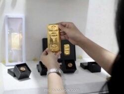 Harga Emas Antam Turun Rp25.000 per Gram, Buyback Anjlok Lebih Dalam