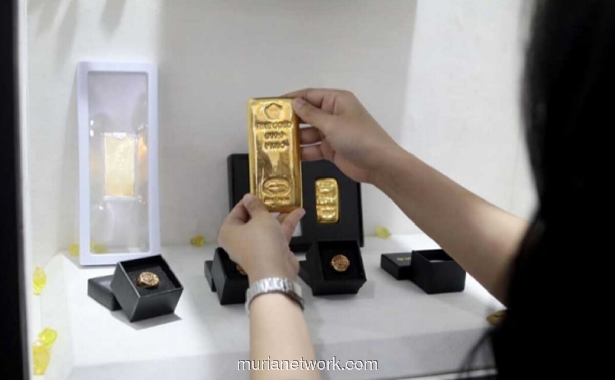 Harga Emas Antam Turun Rp25.000 per Gram, Buyback Anjlok Lebih Dalam