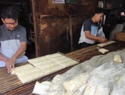 Harga Kedelai Impor Melonjak, Perajin Tempe Jember Pangkas Produksi dan Tenaga Kerja