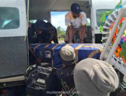 TNI dan Warga Nduga Gotong Royong Evakuasi Jenazah di Landasan Udara Terpencil