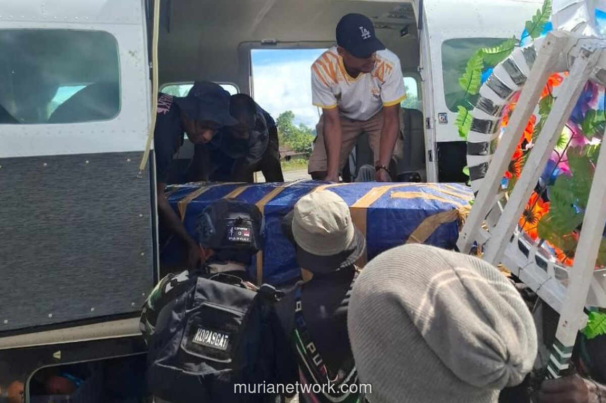 TNI dan Warga Nduga Gotong Royong Evakuasi Jenazah di Landasan Udara Terpencil