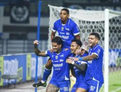 Persib Kukuhkan Puncak Klasemen Usai Kalahkan Semen Padang 2-0