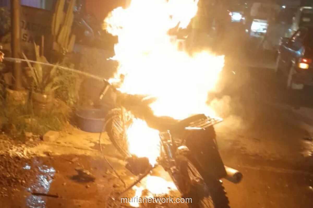 Motor Hangus Terbakar di Jalan Ahmad Yani Jombang Diduga Akibat Tangki Bocor