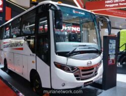 Hino Serahkan Unit Perdana Bus 4x4 untuk Tambang ke Kontraktor Sultra
