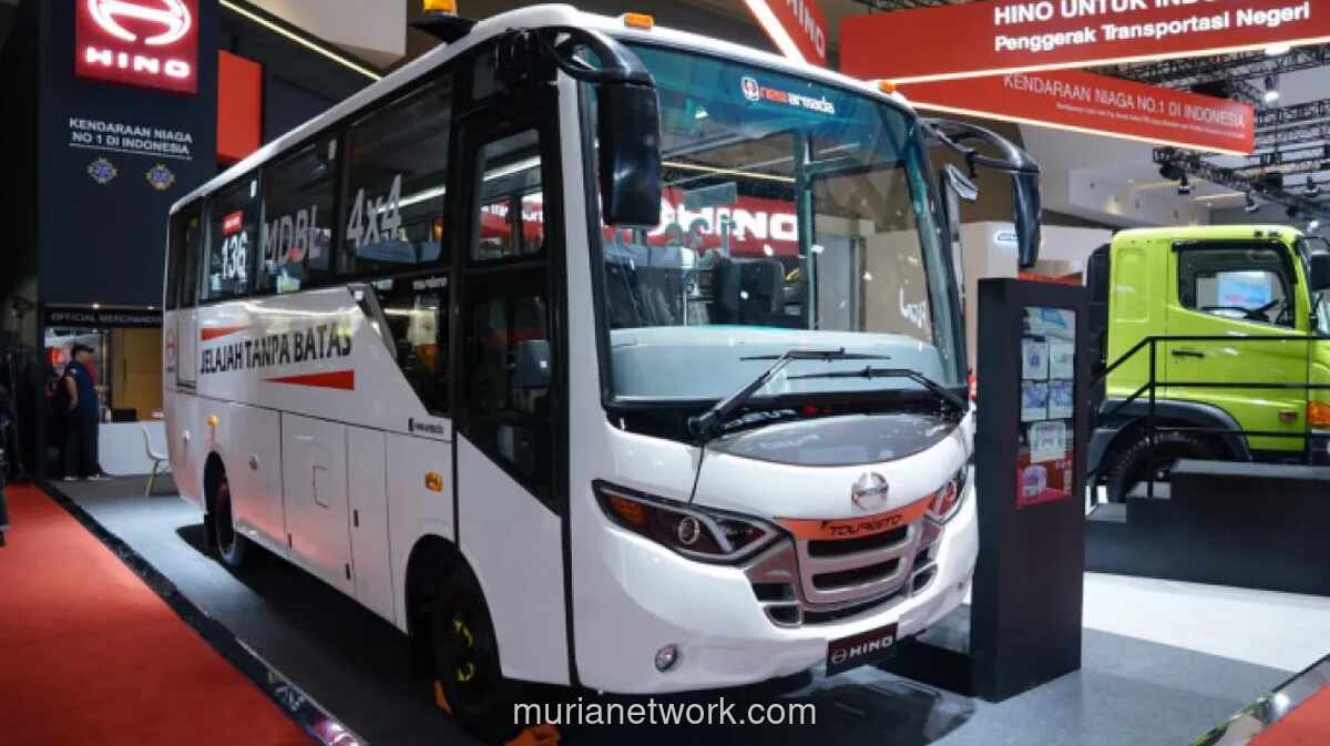 Hino Serahkan Unit Perdana Bus 4x4 untuk Tambang ke Kontraktor Sultra