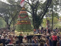Gunungan Hasil Bumi Warnai Puncak HUT ke-51 TMII