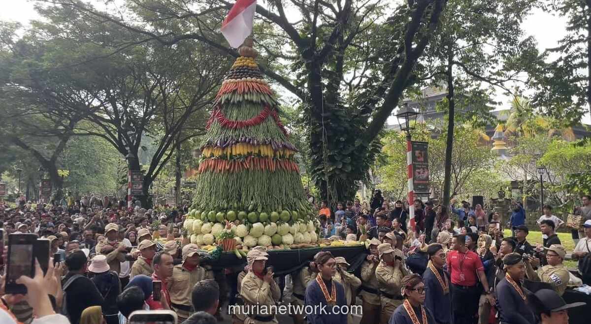 Gunungan Hasil Bumi Warnai Puncak HUT ke-51 TMII
