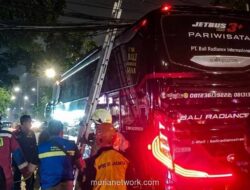 Tiang Listrik Keropos Ambruk di Mangga Besar, Lalu Lintas Sempat Lumpuh