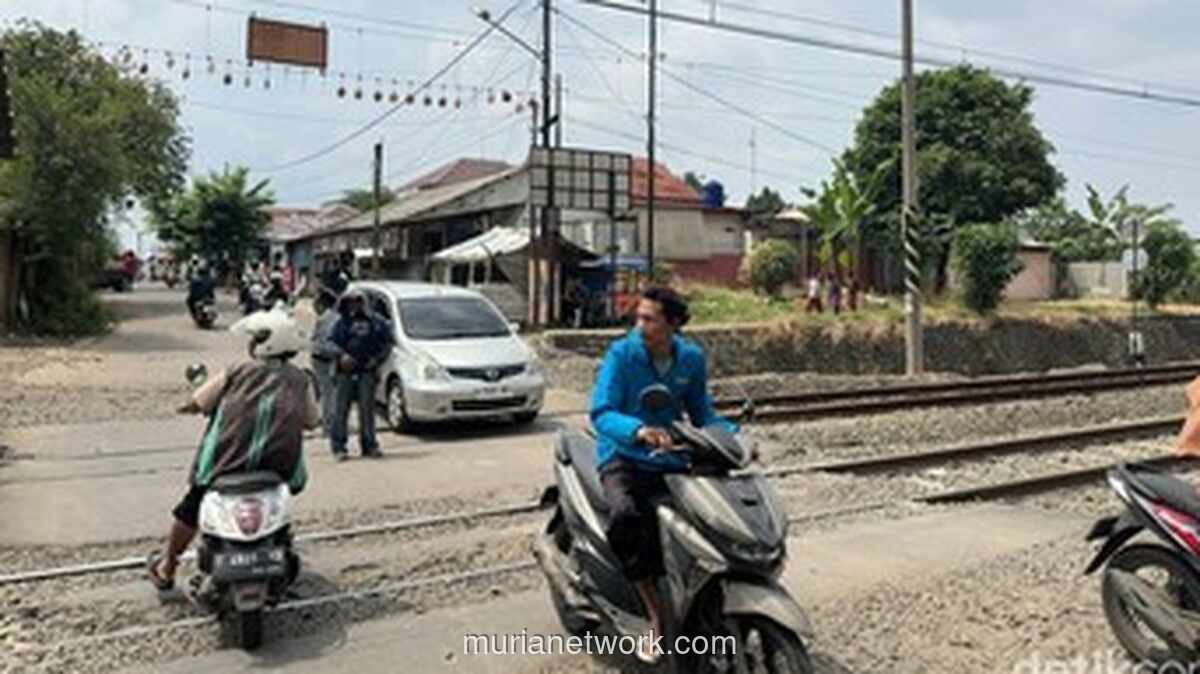 Taksi Tertemper Kereta di Perlintasan Tanpa Palang, Picu Tabrakan Beruntun di Stasiun Bekasi Timur