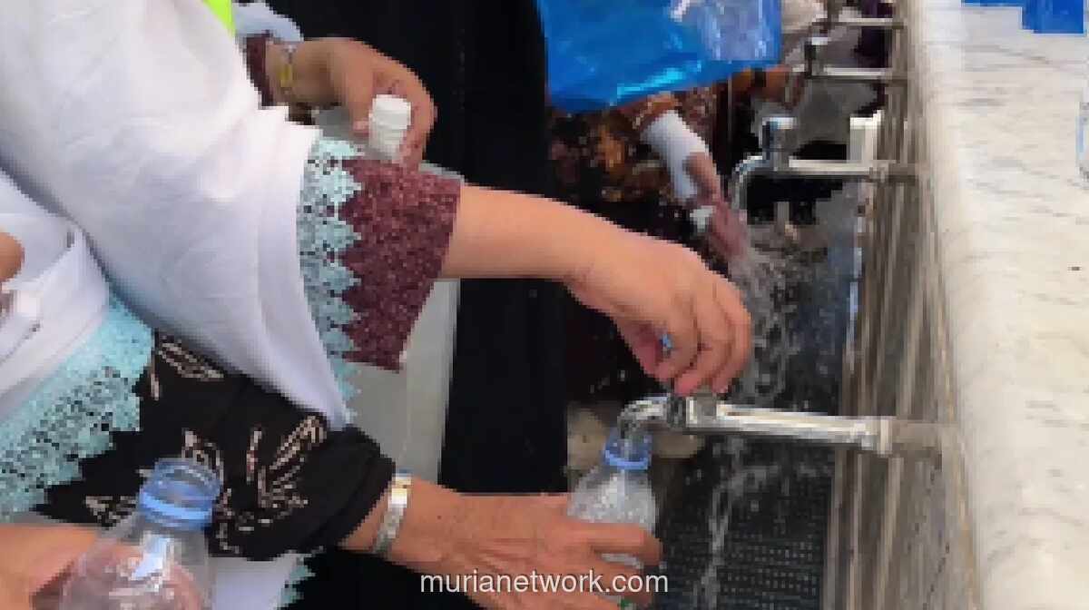 Jemaah Haji Indonesia Manfaatkan Fasilitas Air Zamzam Gratis di Area Masjid Nabawi