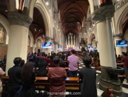 Ribuan Umat Padati Gereja Katedral Jakarta untuk Ibadah Jumat Agung