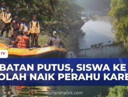 Warga Desa Jubung Jember Andalkan Perahu Karet Usai Jembatan Putus Diterjang Banjir