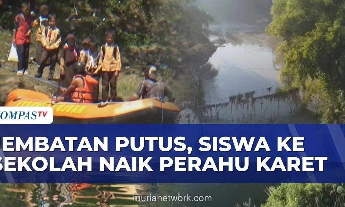Warga Desa Jubung Jember Andalkan Perahu Karet Usai Jembatan Putus Diterjang Banjir
