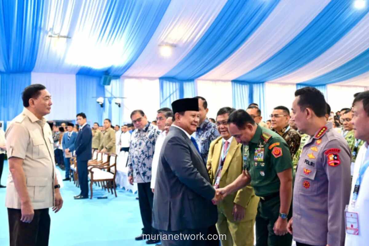 Presiden Prabowo Lantik Hakim Konstitusi, Anggota Ombudsman, dan Duta Besar