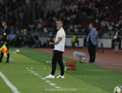 John Herdman Main Bola di Pantai Mandalika Usai Tugas FIFA Series